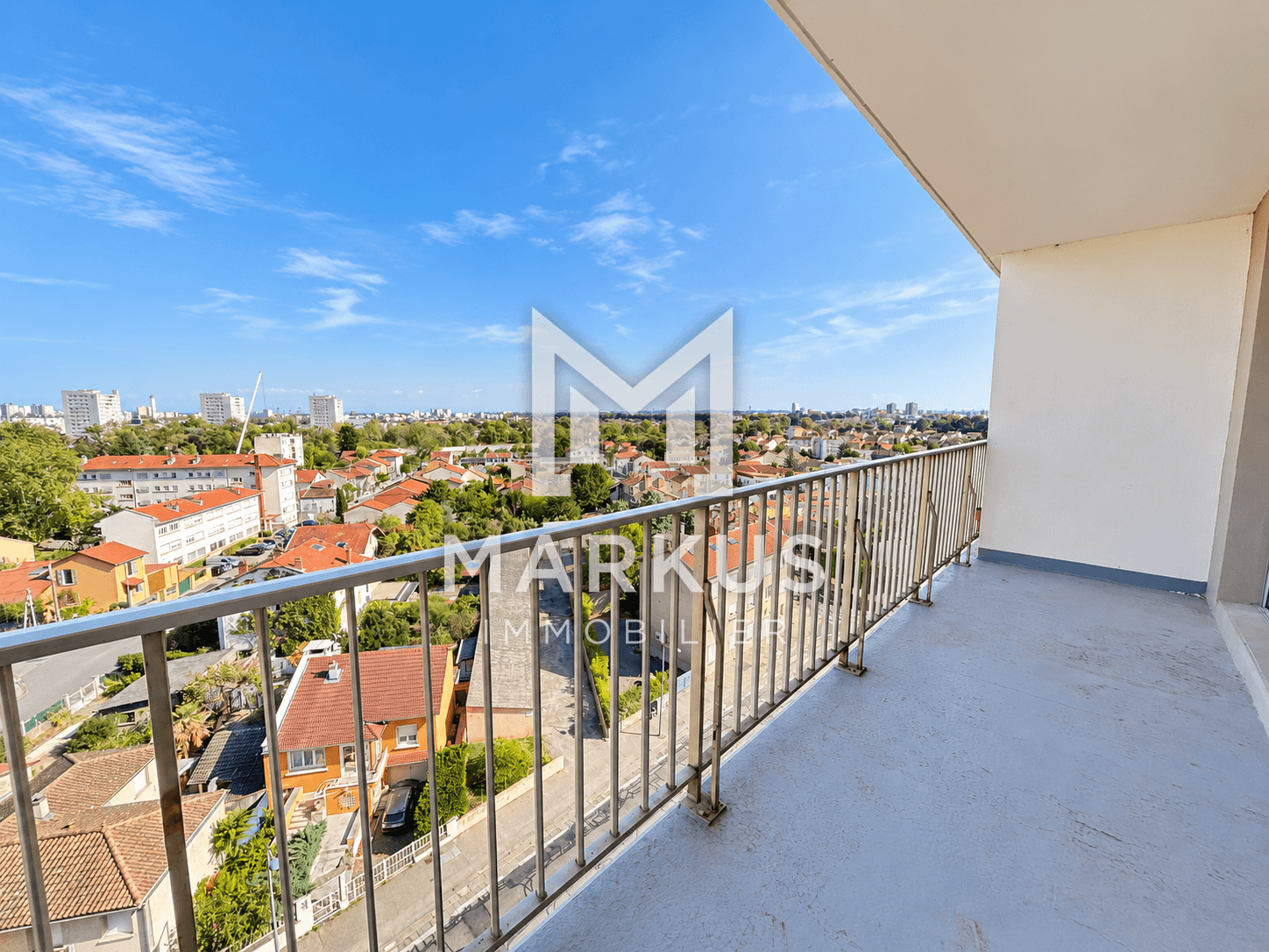 T4 au dernier étage avec balcon, 3 chambres, cave et parking — Villeurbanne
