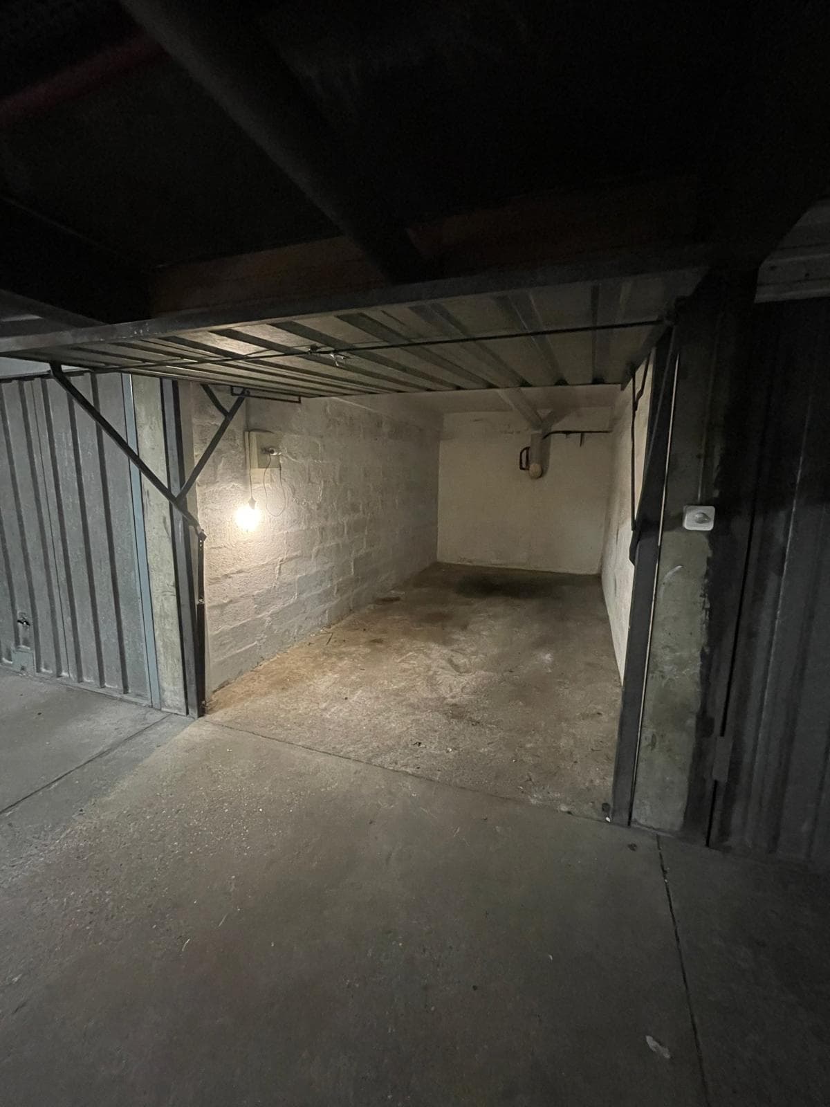 Garage fermé à vendre à Villeurbanne près de Laurent Bonnevay, porte basculante ouverte